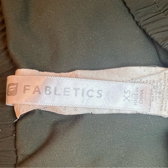 ✨FABLETICS XS black laced trim Army Green athletic shorts back pocket velcro - Picture 10 of 13
